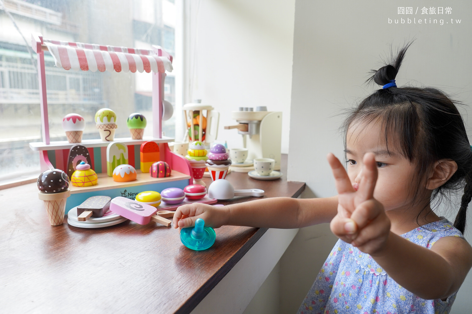 育兒｜New Classic Toys廚房玩具，超有質感的冰淇淋店x咖啡機x果汁機，與孩子的下午茶互動扮家家酒遊戲