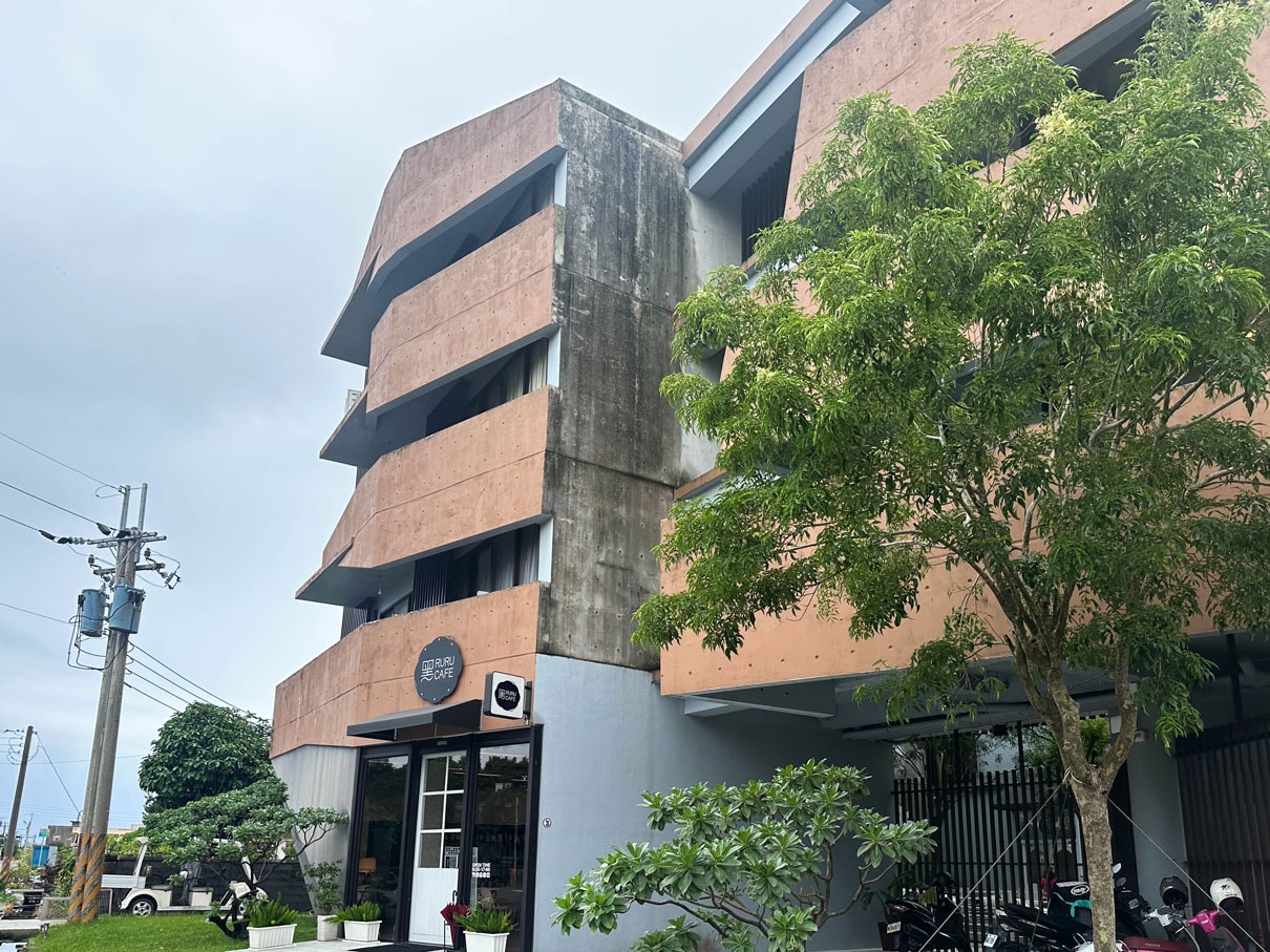 宜蘭|黑RURU CAFE ,有可愛笑笑羊的早午餐、咖啡廳 - 第1張圖