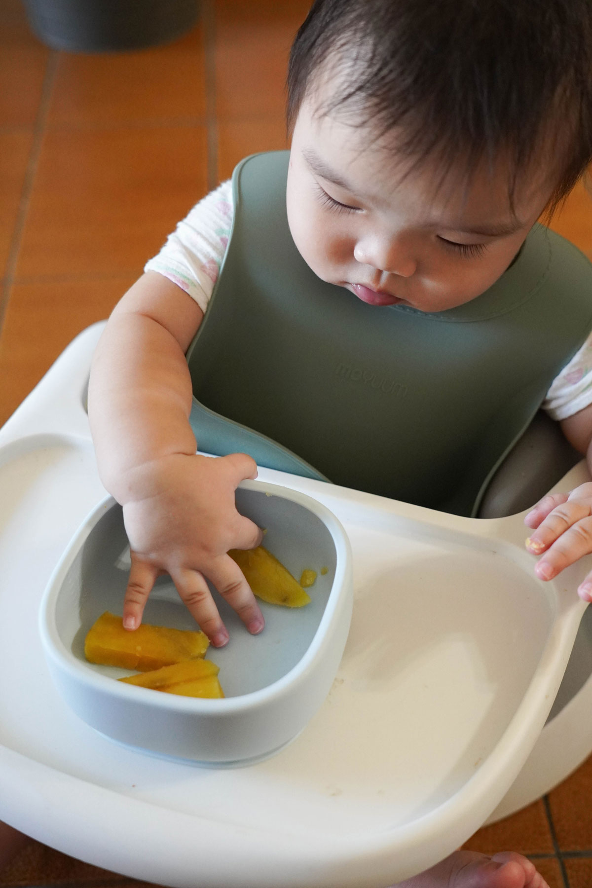 育兒|副食品階段的好幫手,Moyuum餐具/分裝盒/固齒器咬咬棒 - 第24張圖