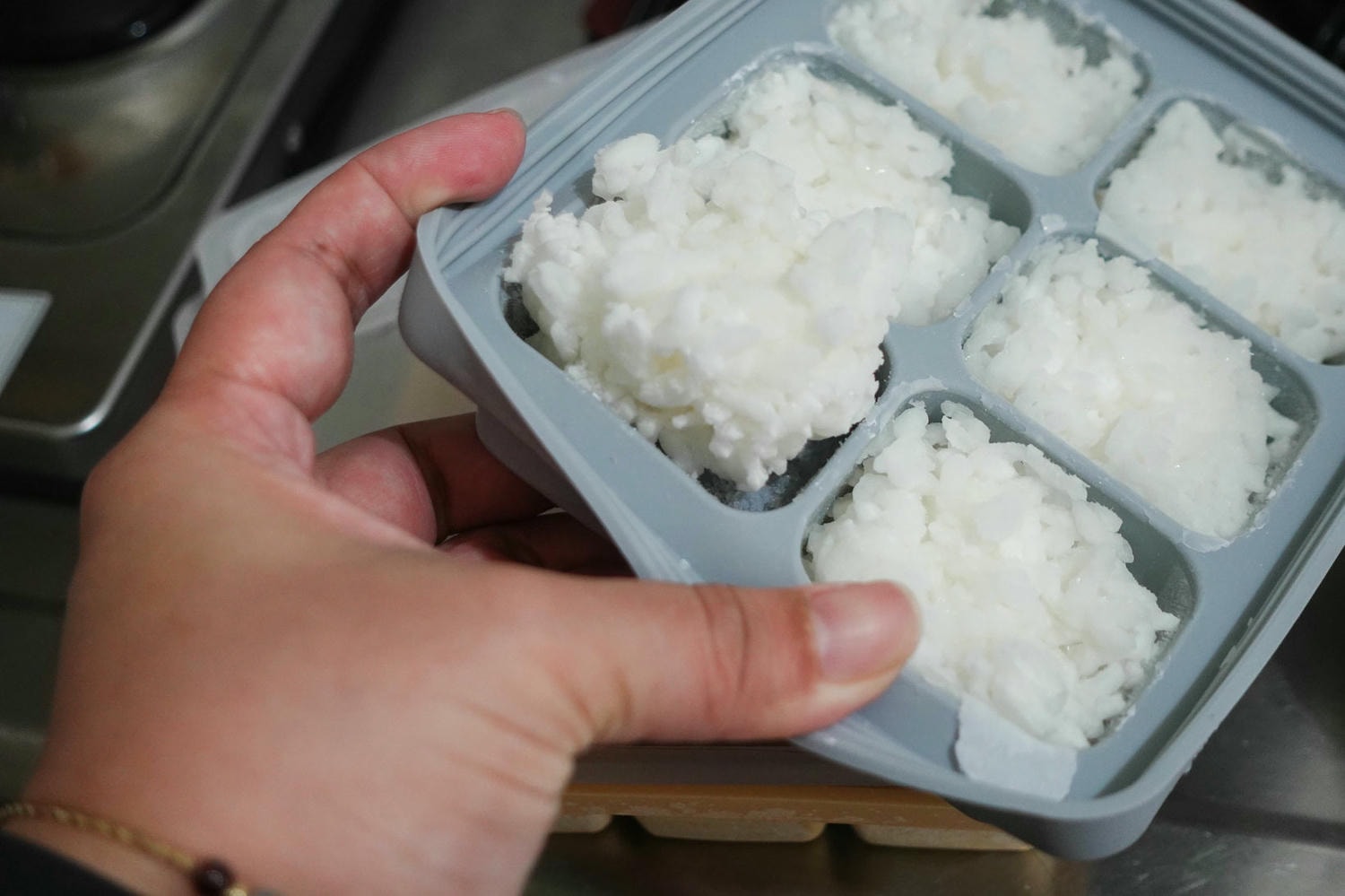 育兒|副食品階段的好幫手,Moyuum餐具/分裝盒/固齒器咬咬棒 - 第6張圖